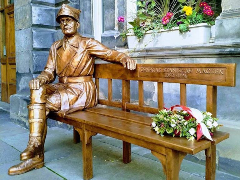 Maczek Statue