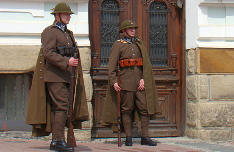 Soldier_of_the_Polish_2nd_Podhale_Rifles_Regiment_in_full_gala_dress-suit_(1936),_Sano